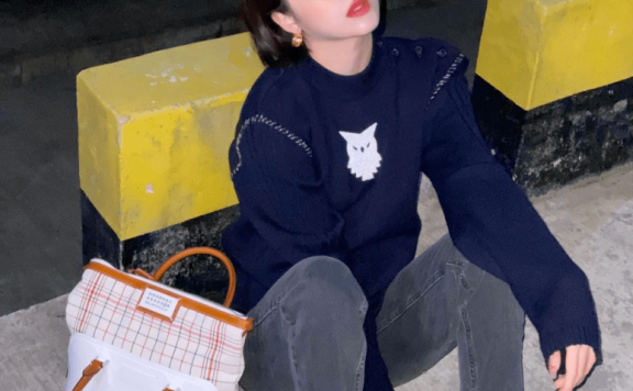 欧阳娜娜短发“封神”了！穿卡其色毛衣脚上鞋子太抢镜