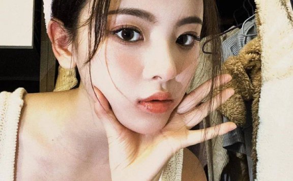 杨超越穿白色吊带露脐装秀曼妙身材！飘逸长发明艳动人