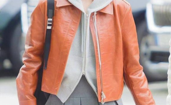 宋雨琦皮衣搭配短裙“上暖下凉”，粉发更是吸睛招摇