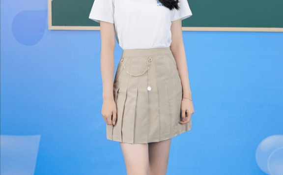 周也穿白T恤配百褶裙,十分清纯打扮像青春美少女