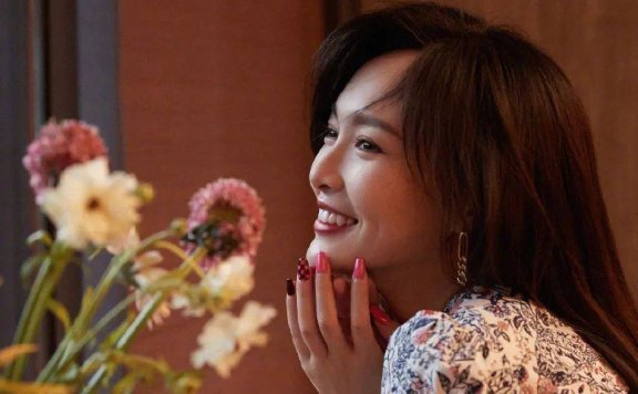 唐嫣穿泡泡袖碎花裙优雅甜美！温婉大方女人味十足