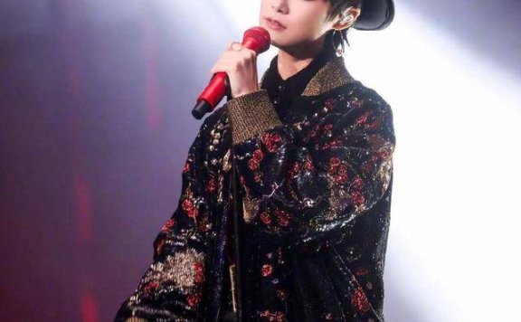 李宇春穿亮片外套配皮裤,35岁状态不输欧阳娜娜