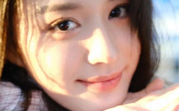 99后女星王楚然晒追剧靓图!雪肤娇嫩真是美若天仙