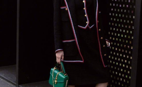 程晓玥时装周穿镶边套装裙戴金色边框眼镜，复古范十足