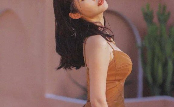 徐冬冬穿棕色吊带衣裙超美艳!魔鬼身材性感火辣