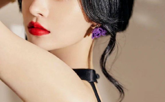 周洁琼穿黑色露背旗袍超靓！香肩美背美腿性感妩媚