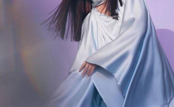 杨丞琳穿锡纸吊带裙太酷了，御姐范个性十足