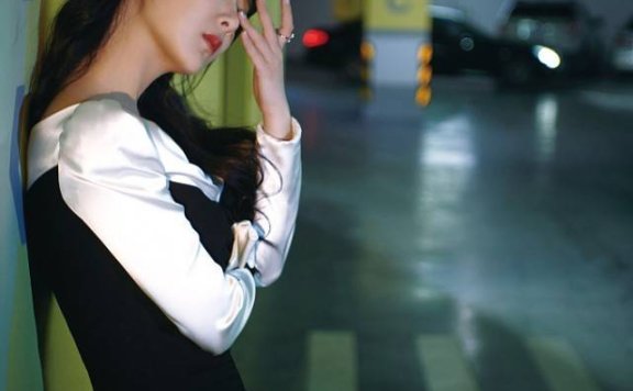 杨紫“女王”造型太惊艳，穿拼色开叉裙露出大长腿好撩人