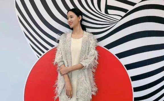 张梓琳简单直筒长裙搭配羽毛开衫,美的高级大气