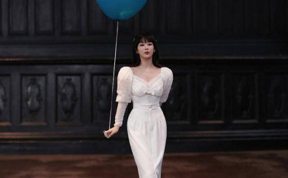 杨紫泡泡袖裙显出清纯少女味，气质太好了