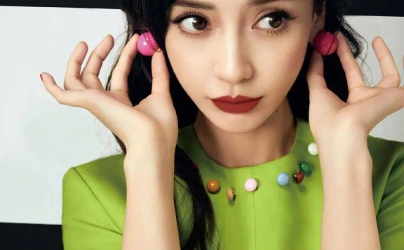 杨颖摩登色彩写真超美艳!精致五官可爱迷人