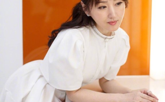 杨钰莹新发型卷发扎起半马尾优雅又减龄，气质越来越高级