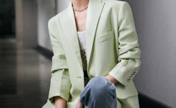 唐艺昕穿搭甜中带酷,西装配牛仔裤知性高级,镂空背心展现好身材