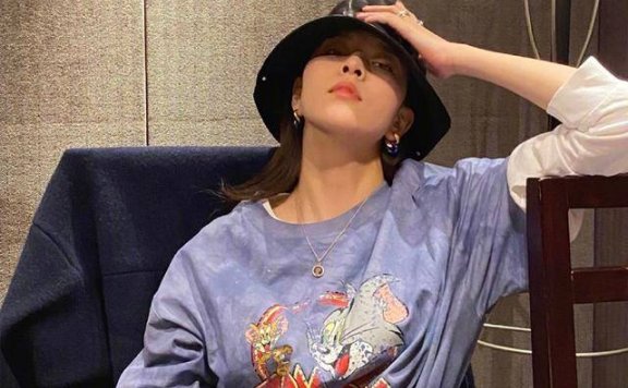 宋妍霏晒私服照,穿“猫和老鼠”T恤配牛仔裤秀长腿抢镜十足