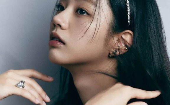 李惠利杂志写真大秀白皙美腿!冰肌玉骨性感撩人