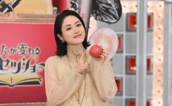 日本女星石原里美挺孕肚现身!依旧楚楚动人