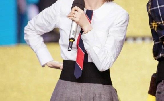 王子文首次挑战穿制服,看到效果后惊呼:曲妖精真不是白叫的