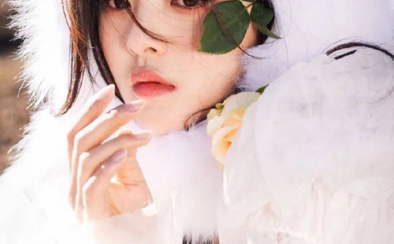 杨超越荒野玫瑰写真又美又仙！雪肤玉貌太惊艳动人