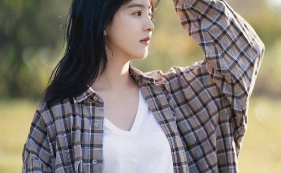 章若楠把头发盘起来真“美”!一身棕色穿搭复古还高级