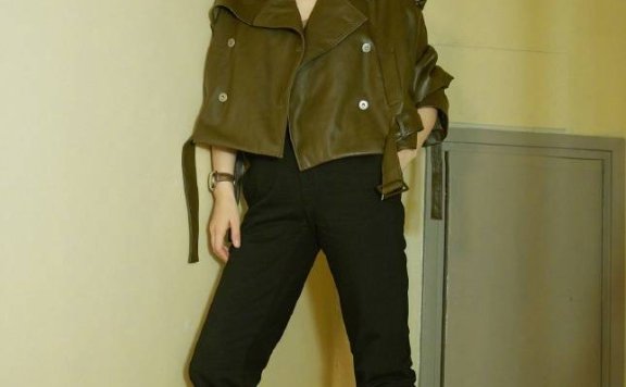 蒋欣穿皮衣配小黑裤帅气时髦，剪成短发气质更高级了