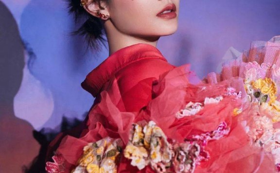 杨丞琳穿桃红蓬蓬袖长裙超靓！尽显柔美与优雅