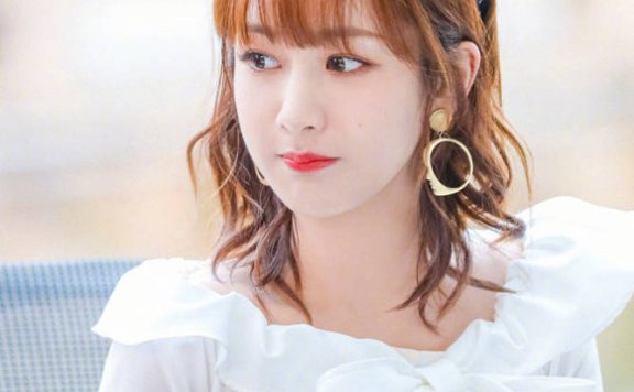 杨紫穿蝴蝶结上衣戴发箍在线求约会妆容，入戏太深太可爱