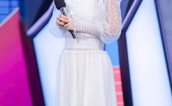 38岁谢娜穿白色纱裙录节目,至少年轻10岁