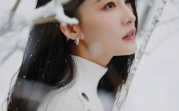 李沁晒春日雪地写真美若天仙!清新淡雅太惊艳
