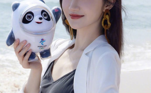 景甜海边穿吊带裙拍片秀身材太聪明,选对场所美三分