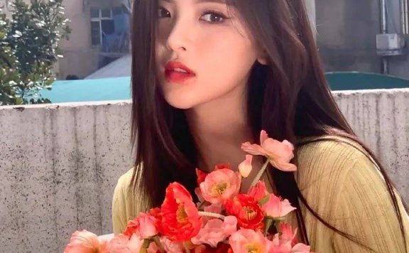 杨超越穿鹅黄色上衣超美！白皙天鹅颈明艳动人