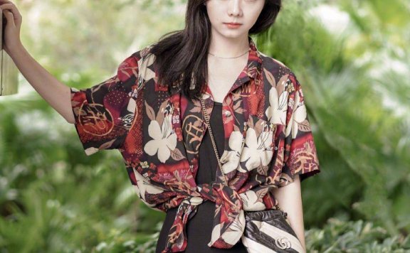 谭松韵穿黑色吊带裙气质优雅妩媚,印花孔雀裙造型甜美动人!