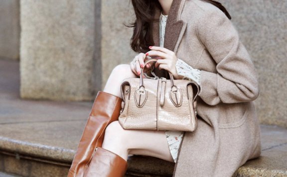 秋冬大衣怎么穿才不臃肿?学江疏影连衣裙搭配清新又有气质