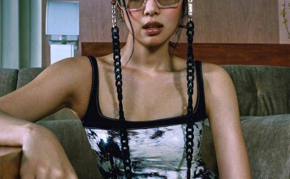 Jennie穿背带紧身裙出镜，秀直角肩优雅迷人