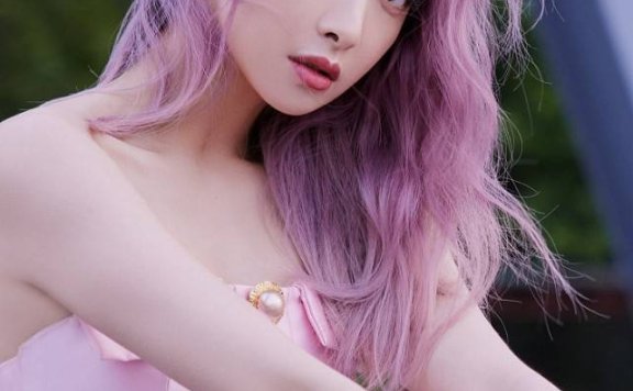 宋茜的“女团发色”太美了，穿露肩修身长裙气质亮眼