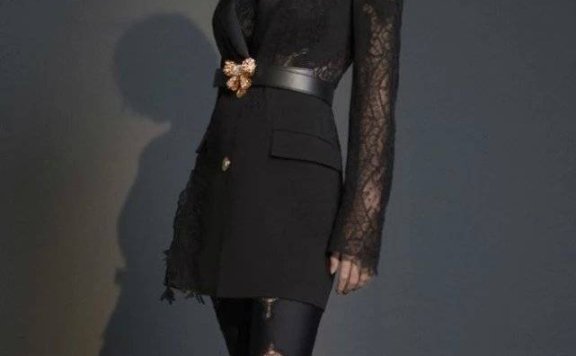 唐艺昕婚后穿“带点黑丝”秀腿,透得要发光!