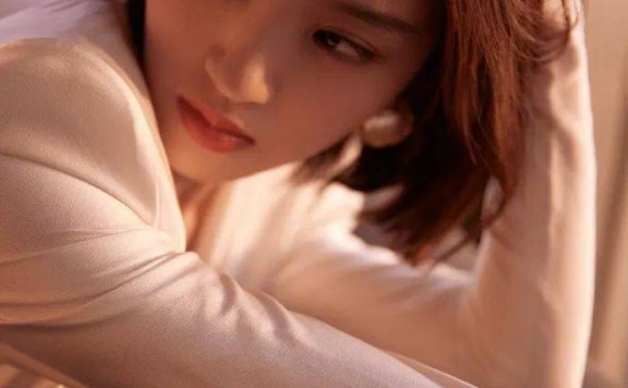 唐艺昕穿白色束腰长裙大秀美腿!精致面容美的让人窒息