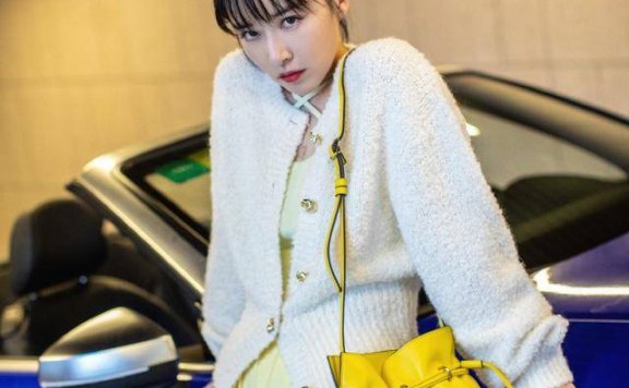 阚清子白色针织衫配嫩黄色短裤,说她18岁都过分了