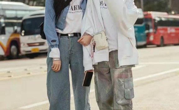 2022春季潮流街拍:韩国美女将这几套造型穿的既有个性还时髦