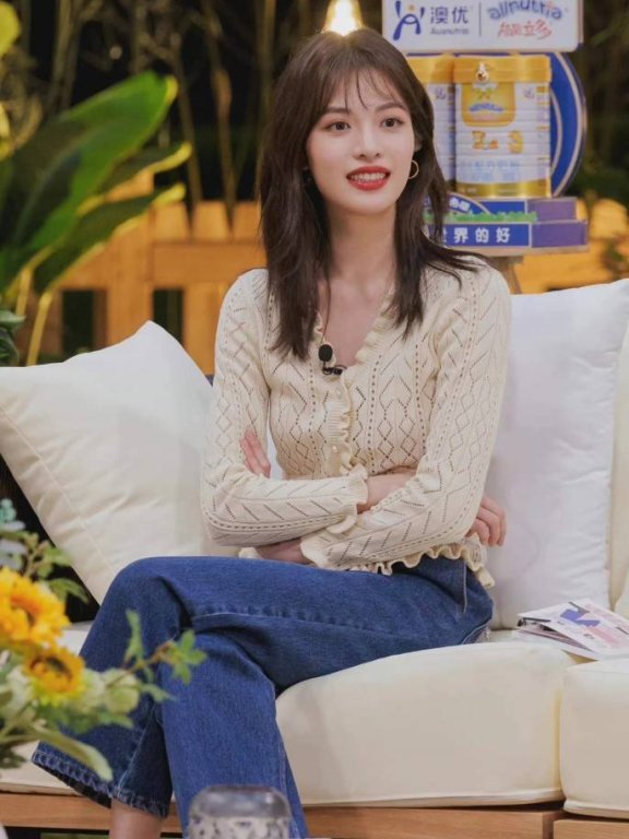 钟楚曦“法式刘海”自带浪漫感,甜美得像邻家姐姐