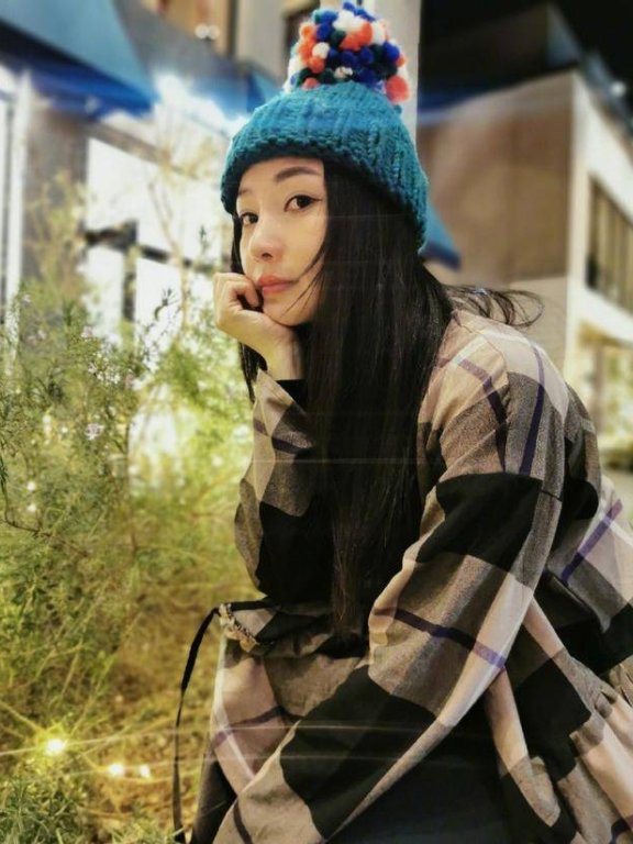 40岁柳岩晒私服照,穿格纹外套戴针织帽皮肤光滑细嫩