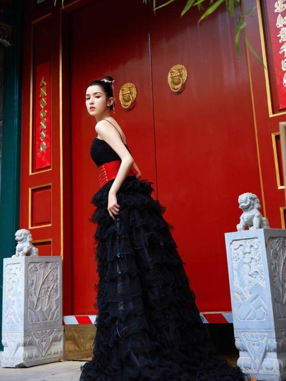 哈尼克孜黑色吊带配轻纱层叠裙,穿出了优雅国风美