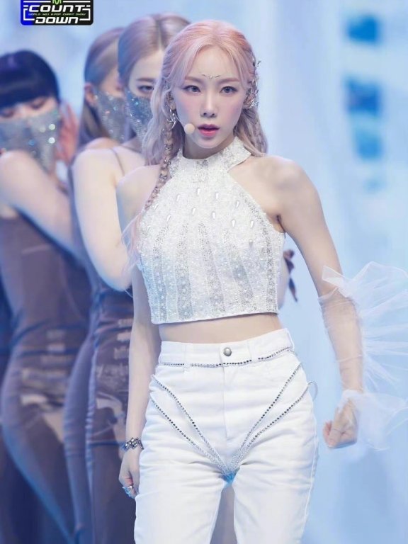 韩国女爱豆金泰妍舞台表演唱跳俱佳图片