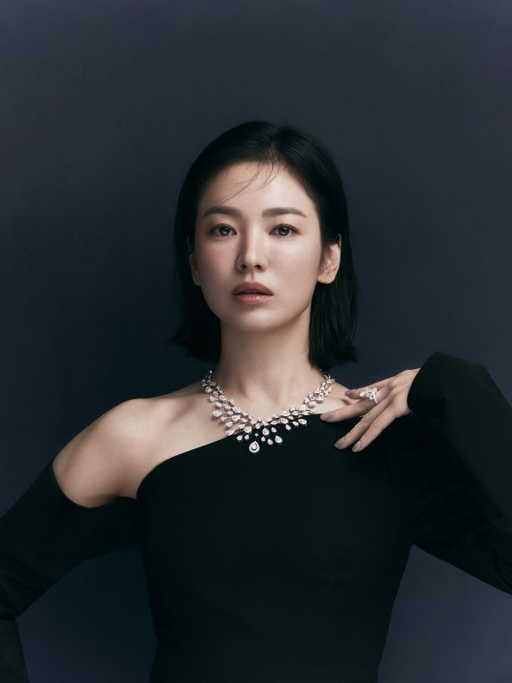 可以是强悍女王,也是温柔公主:宋慧乔头戴钻石皇冠,出镜Chaumet宣传照