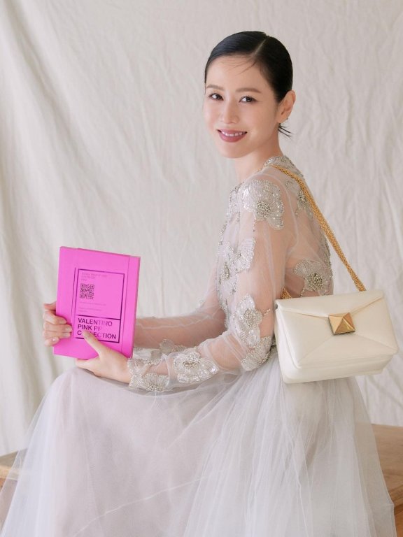 孙艺珍也背:Valentino全新链条手袋以奢华的设计夺取时尚女孩的心!