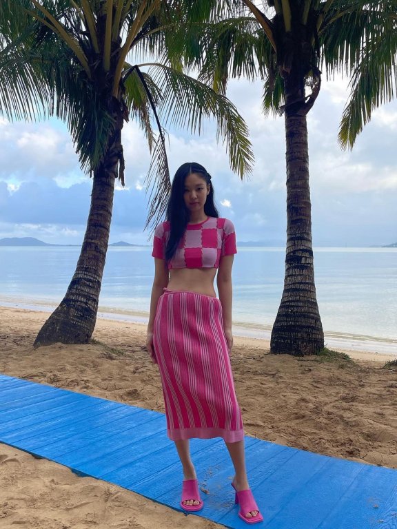 甜美性感于一身:Jennie品牌好友+ 1,这回是人间Jacquemus!