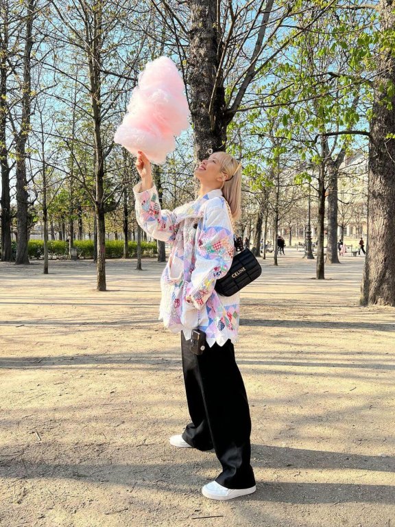 一头俏丽金发,Lisa 背着CELINE 手袋在阳光下耀眼得好美!