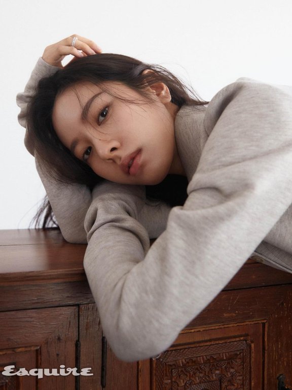 超细蚂蚁腰、跟Jisoo是好姐妹:《二十五,二十一》爆红的苞娜私下穿衣打扮超可爱