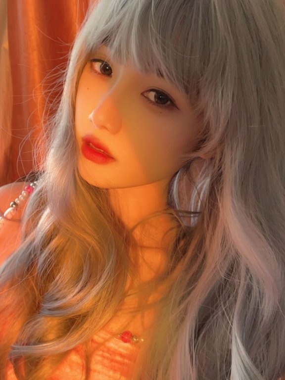 美女明星宋昕冉奶奶灰长卷发大胆前卫写真