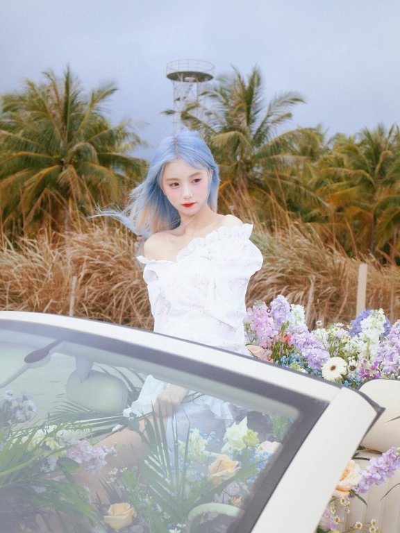 抖音红人路怡蓝色长发仙气飘飘美女图片