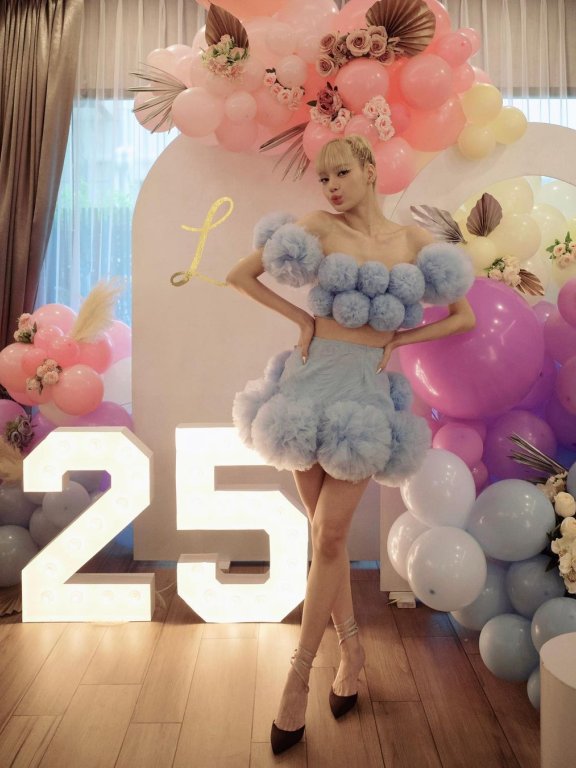 BLACKPINK Lisa 迎来25 岁生日,身着梦幻短裙宛如芭比娃娃!